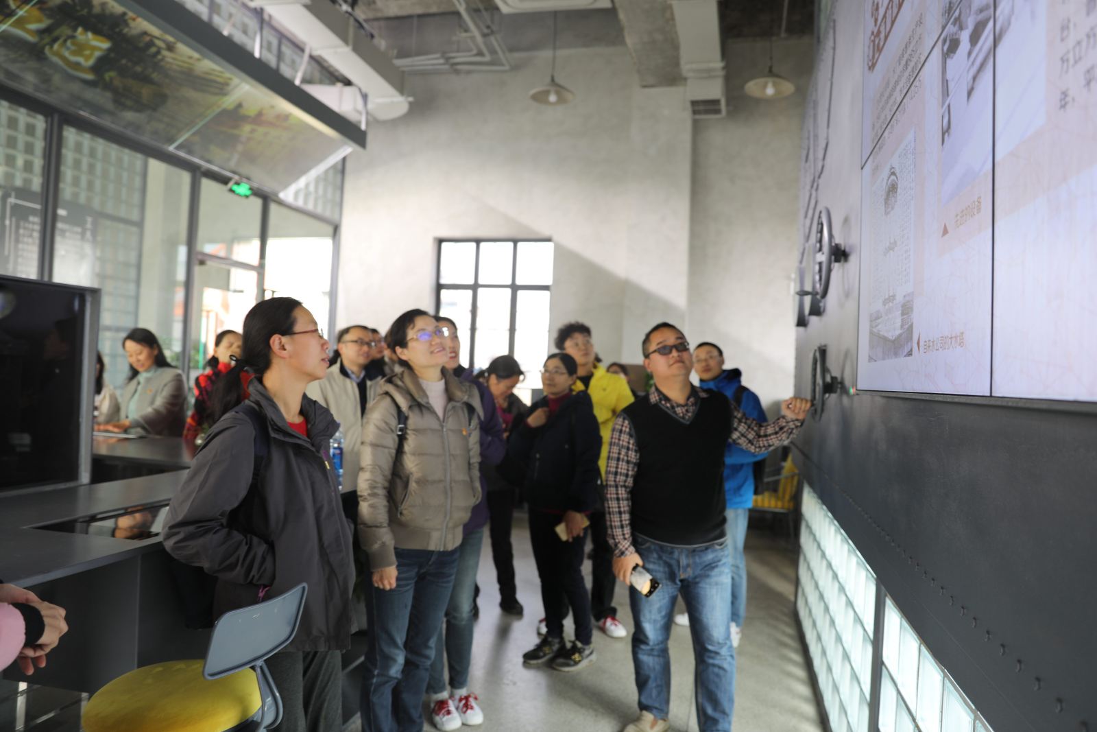 ​3777金沙娱场城部门工会组织教职工健步走活动
